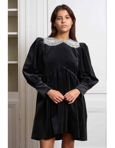 Black Velvet Dress with Lace Embroidery and pearls Collar chez Cornerstreet bien 